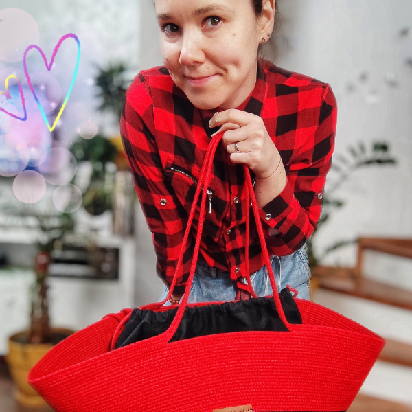 czerwona torebka ze sznurka
